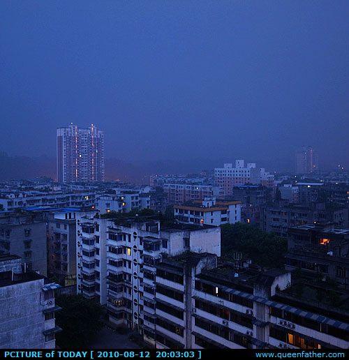 暴雨前的乐山