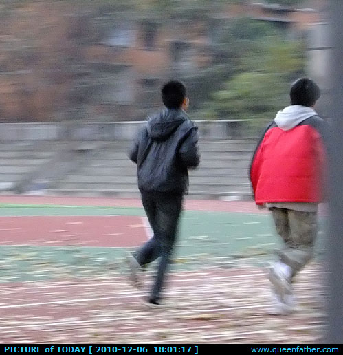 抬头仰望着满天星河