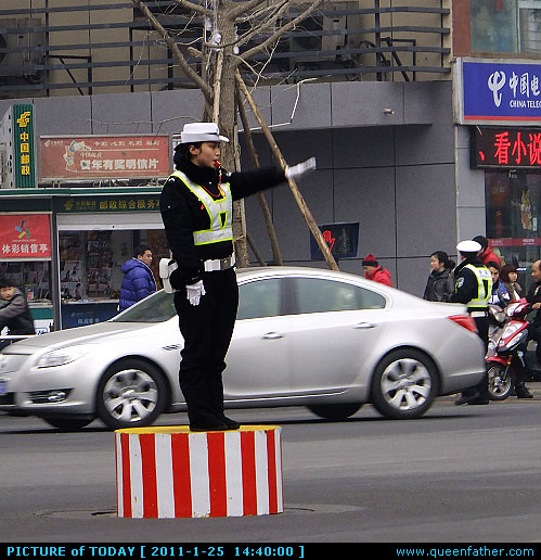 女交警